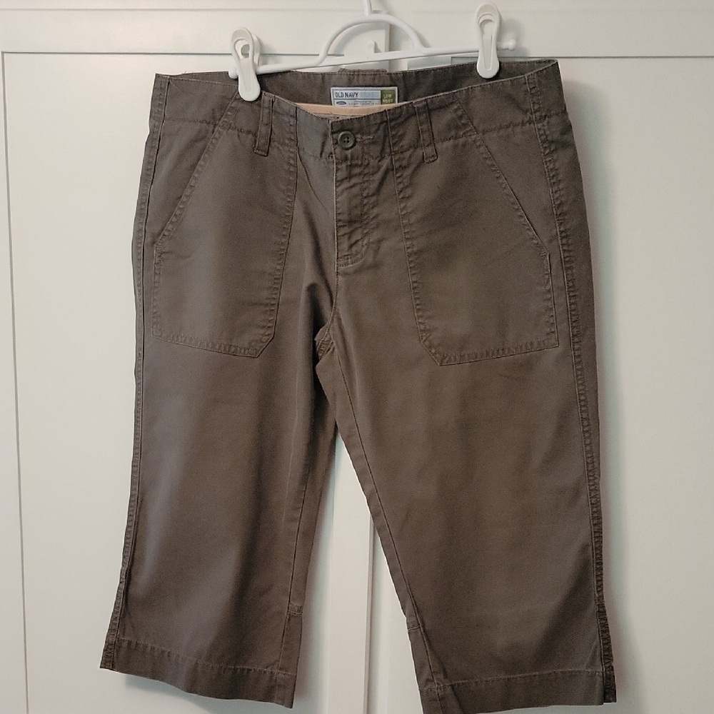 Old Navy Green Capri, Size 10, Cotton, Mach Wash  & Dry. Gently Worn.